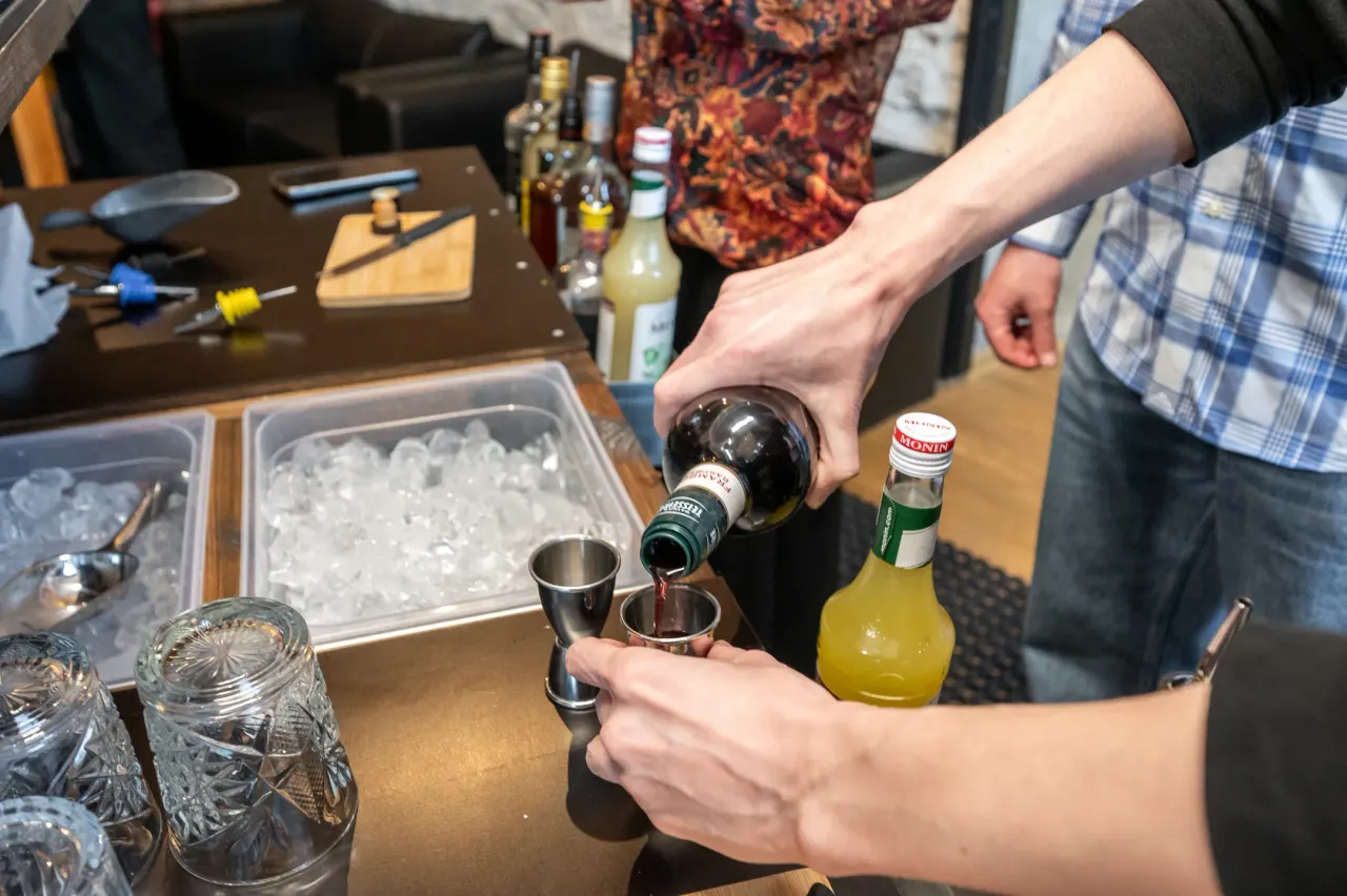 Measuring a pour precisely with a jigger