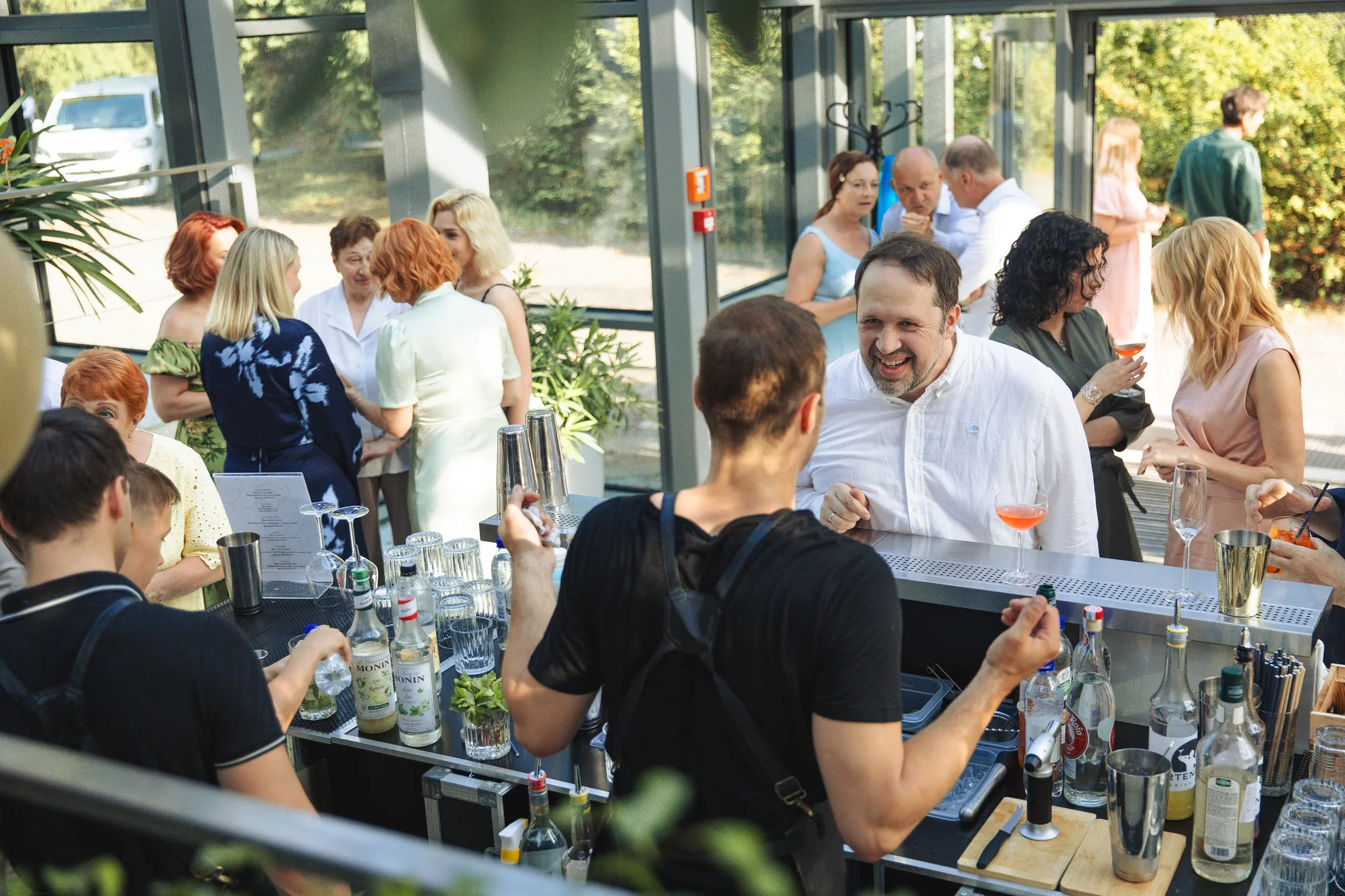 Guests arriving at the counter in the greenhouse hall for their welcome drinks